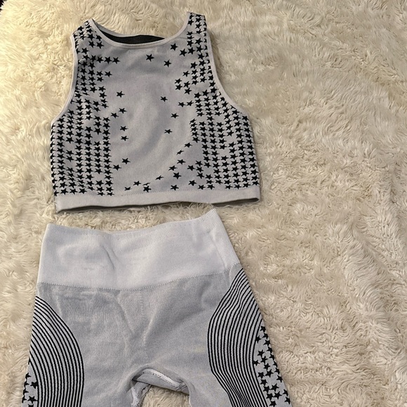 Fabletics Workout set - Picture 3 of 3